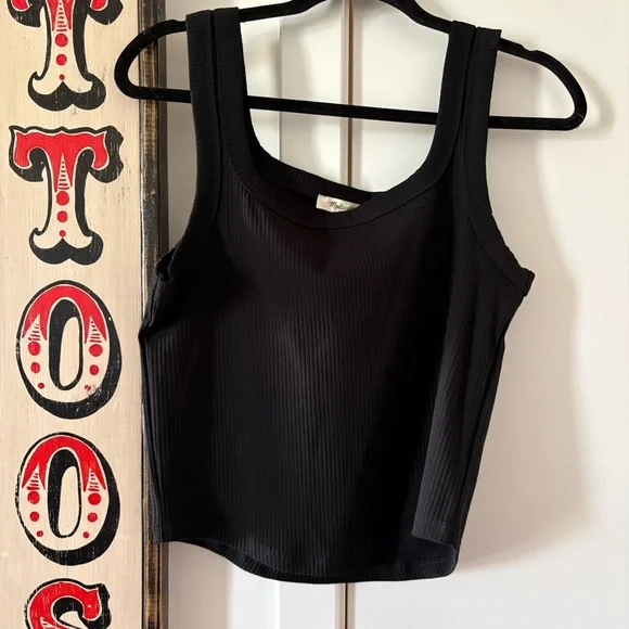 The Tailored Crop Tank in Sleekhold - Picture 2 of 6